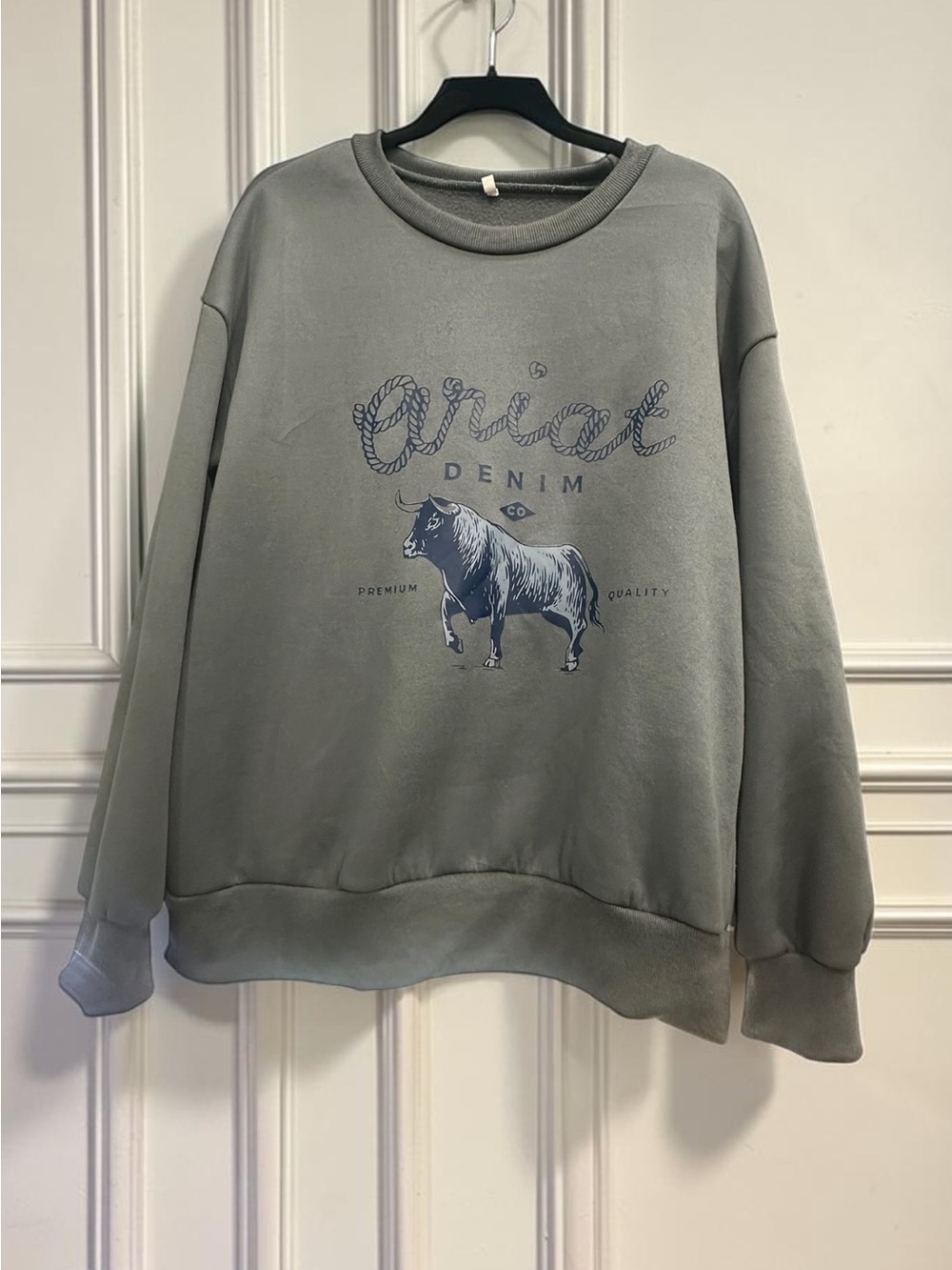 Ariat Denim Sweatshirt. Size: Large. Unisex
Dark Gray